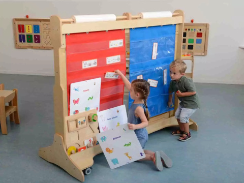 MASTERKIDZ Materiałowy Arkusz Do Wieszania Z Kieszonkami Na Fiszki I Obrazki Czerwony MASTERKIDZ Materiałowy Arkusz Do Wieszania Z Kieszonkami Na Fiszki I Obrazki Czerwony